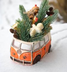 Машинка с елочкой на крыше